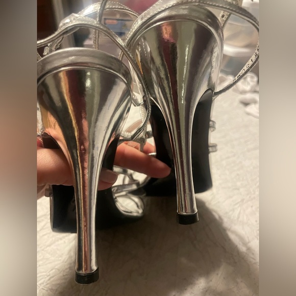 • Stuart Weitzman Metallic Silver Leather Sandals size 9 - Picture 10 of 12